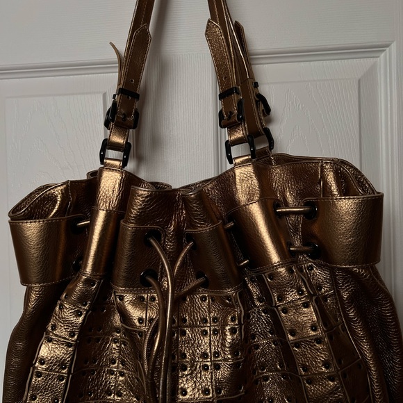 Authentic Burberry Gold Bag size large - Picture 2 of 8